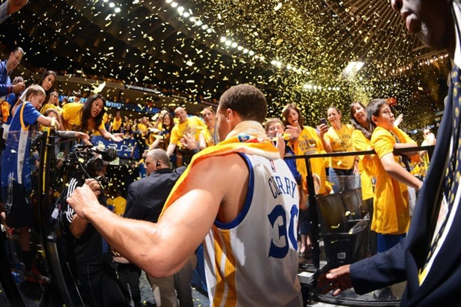 Stephen Curry festeggia la vittoria contro i Grizzlies (Getty Images)